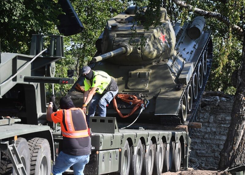 Soviet Union: Estonia removes monument